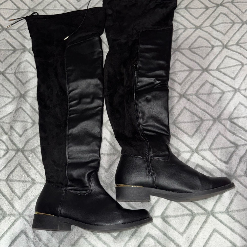 Flat boots